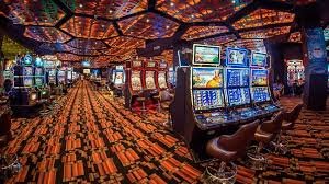 erek 80 live blackjack dealer table with multiple camera angles showing real-time card dealing